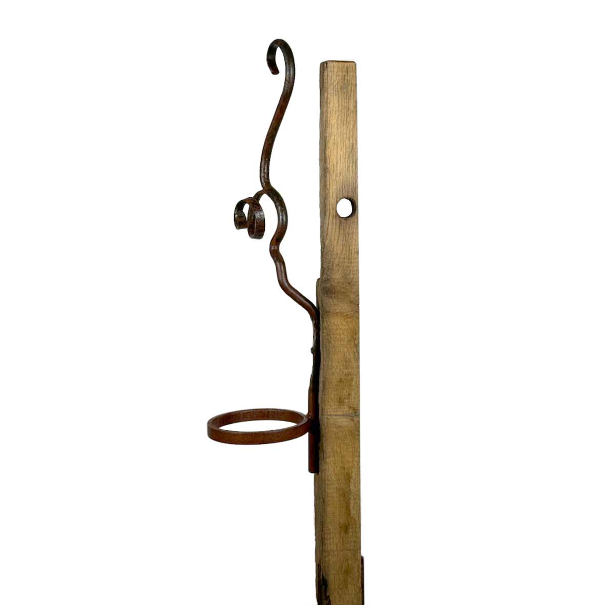 Wandhalter mit Ornament und einem Ring